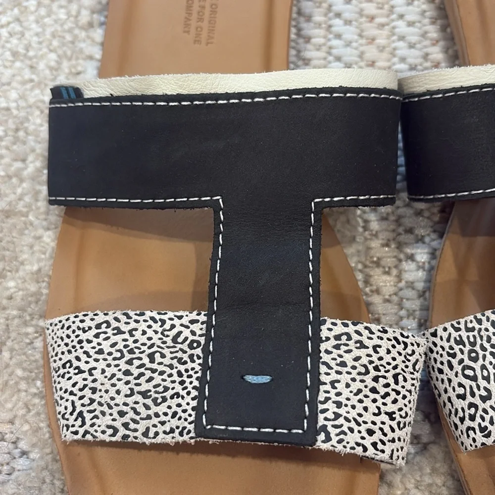 Toms Black and White Seacliff Open Toe Slide - Size 9.5 Women’s